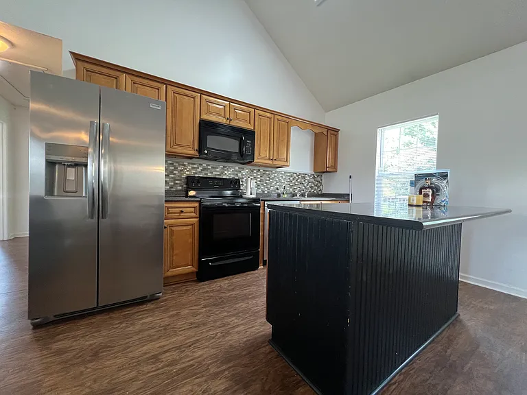 105 Thomkin Dr — Photo 4