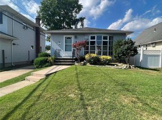 1 Stanley St, Hicksville, NY 11801