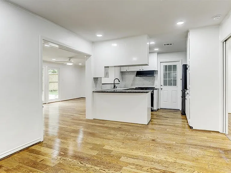 5429 Lincrest Ln — Photo 3