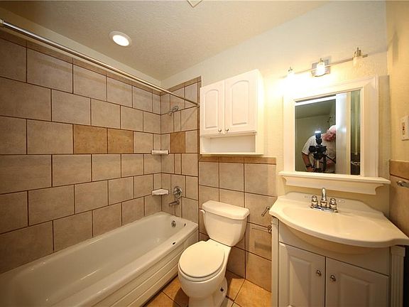 5th image of 2110 SE 26th Ave