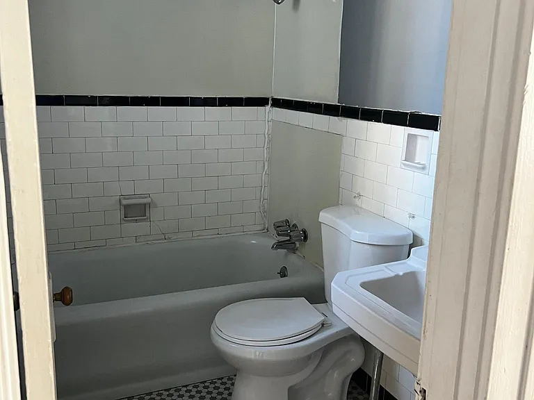 2722 Vine St #6 — Photo 11