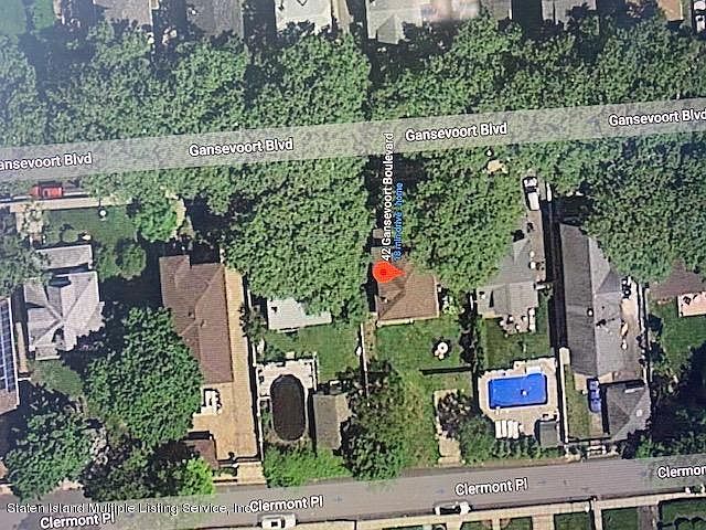 2nd image of 42 Gansevoort Blvd