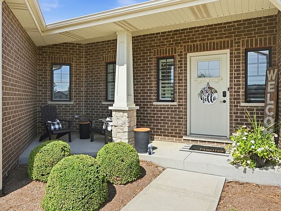 3rd image of 571 Augusta Ct