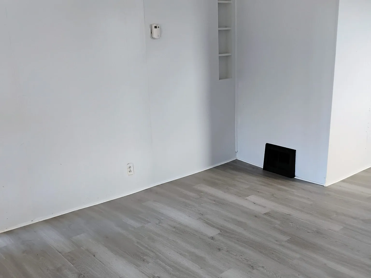 9815 Elizabeth Ave — Photo 2