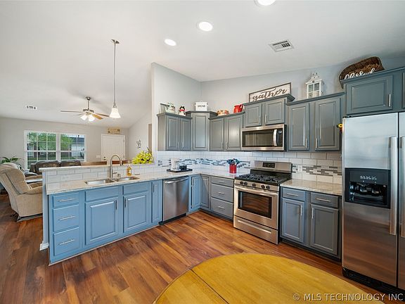 3rd image of 1109 W 23rd St