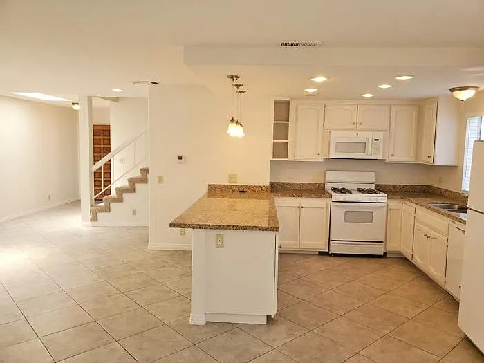 3 bed, 2.5 bath, 1649 sqft, $4,000 — Photo 4