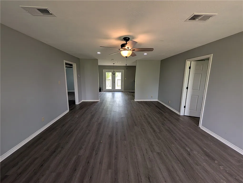 3 bed, 1280 sqft, $2,000 — Photo 2