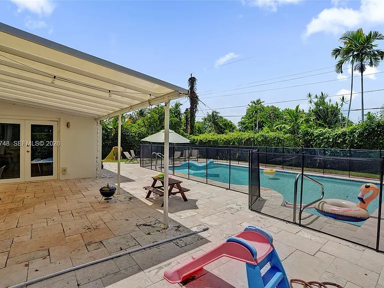 2025 Alamanda Dr — Photo 7