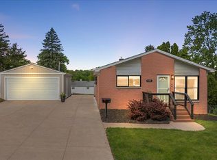 835 Manor Dr, Milford, MI