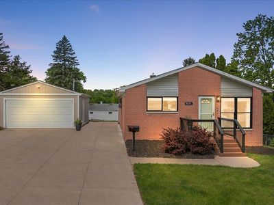 835 Manor Dr, Milford, MI, 48381