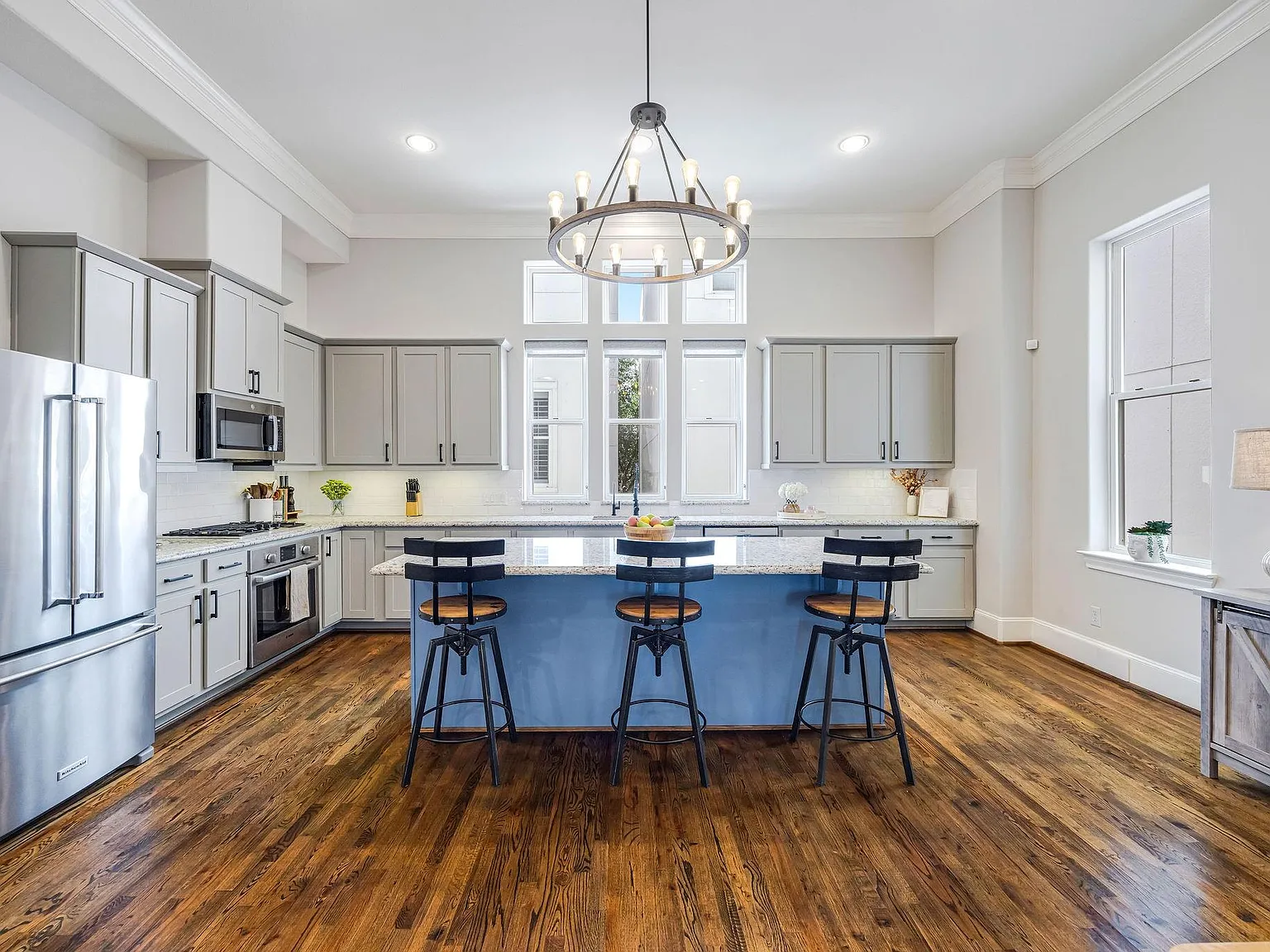 3 bed, 3.5 bath, 2291 sqft, $3,500 — Photo 4