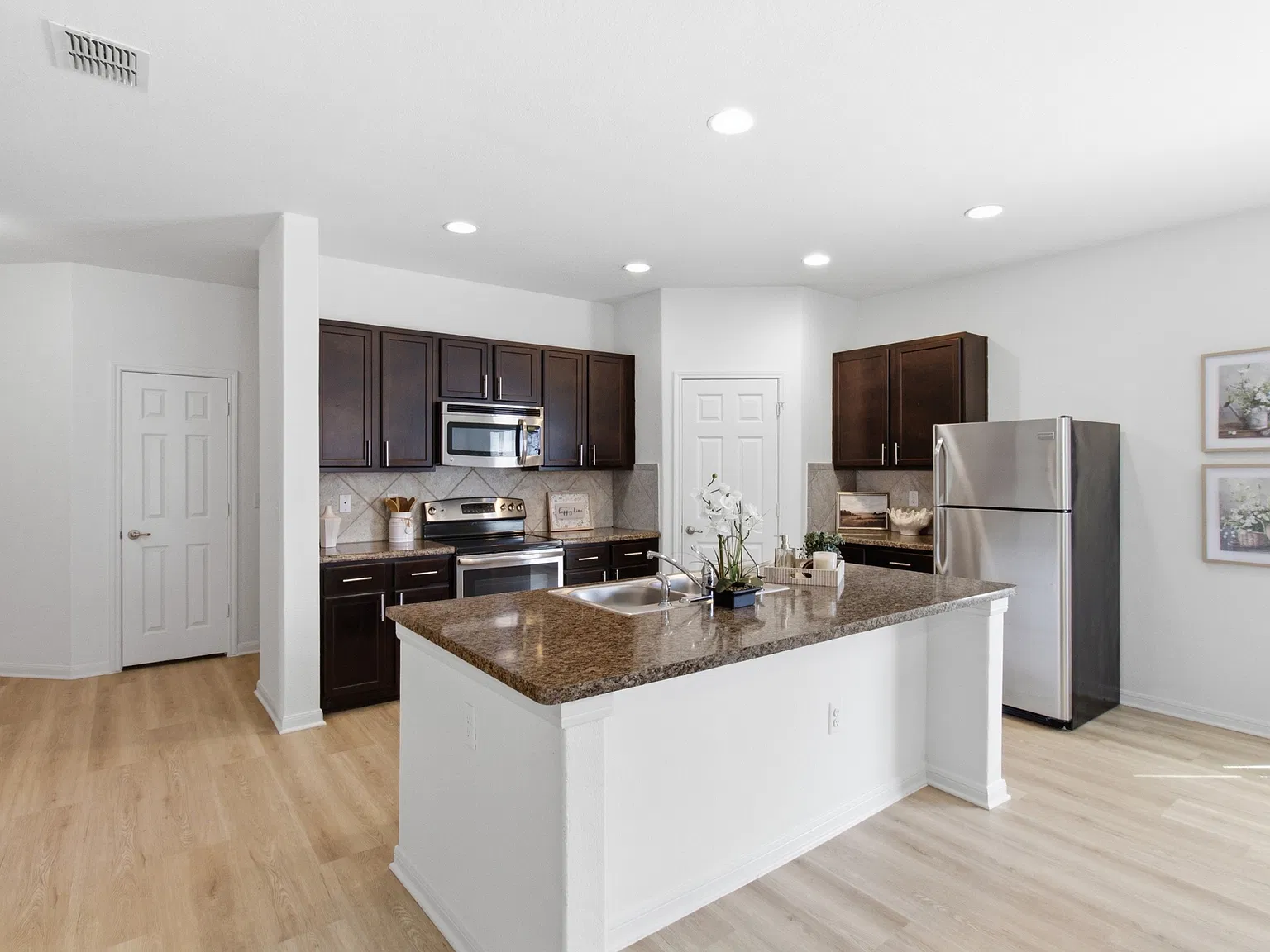 3 bed, 1763 sqft, $1,950 — Photo 2