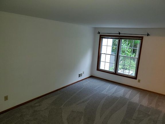 5th image of 30 Woodside Dr