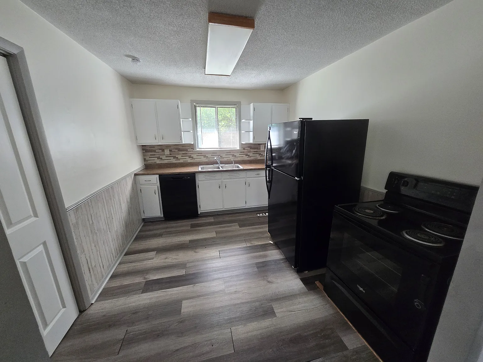 3 bed, 988 sqft, $1,425 — Photo 2