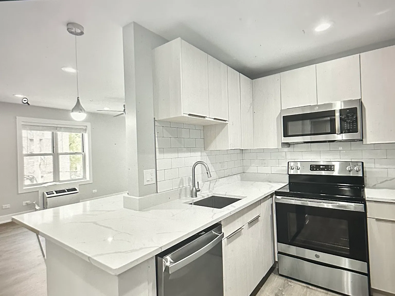 3 bed, 950 sqft, $2,750 — Photo 3