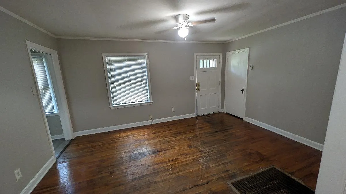 2 bed, 1.0 bath, 891 sqft, $995 — Photo 2