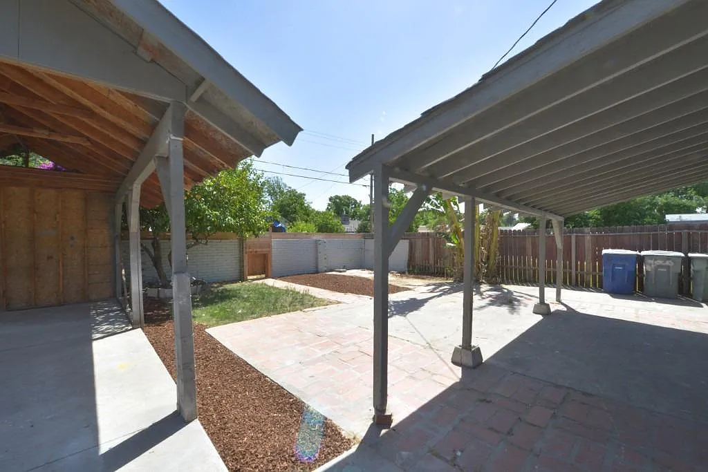 5 bed, 2070 sqft, $2,995 — Photo 4