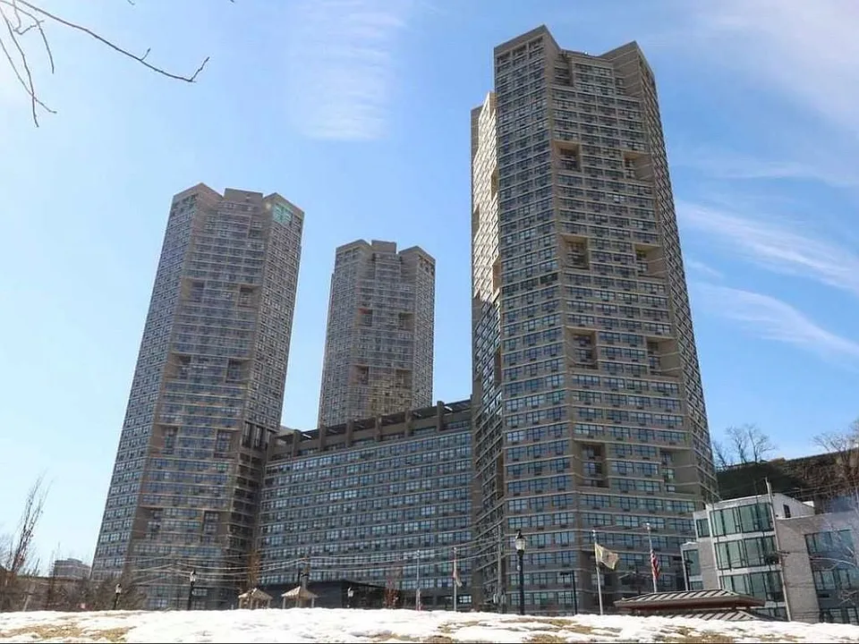 7004 Boulevard East #8D