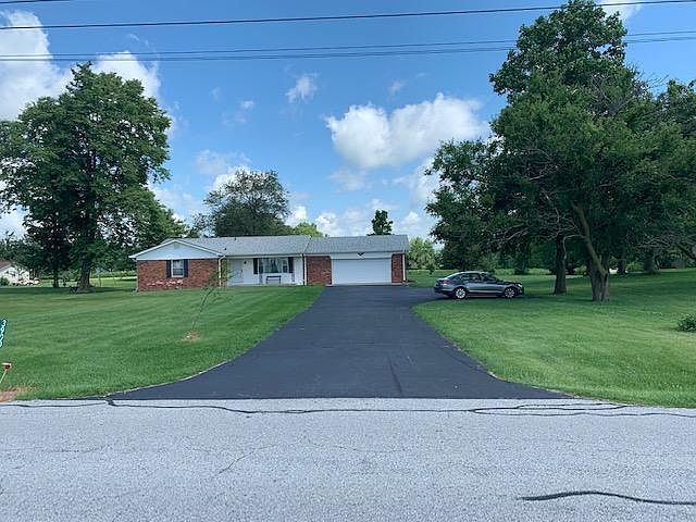 Brick Ranch On 3/4 Acre Lot - Grass Cutting Included In Rent