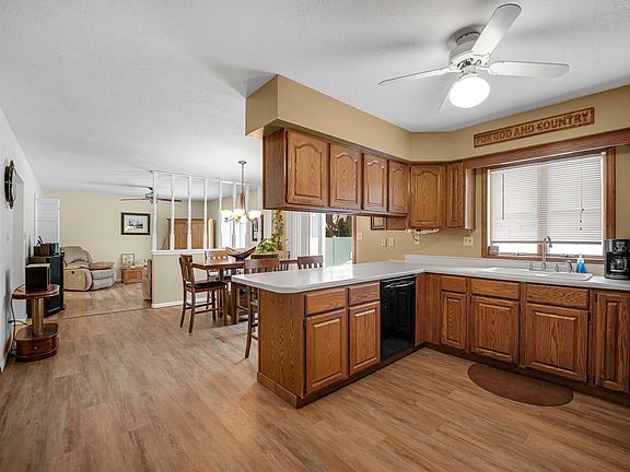 4th image of 375 Meadows Rd N