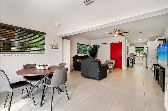 3 bed, 1310 sqft, $3,800 — Photo 3