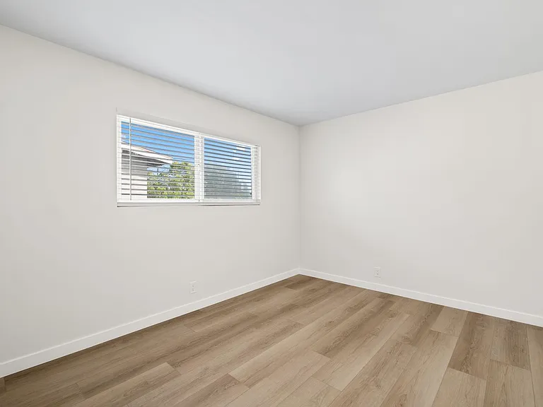 121 E Bay St — Photo 14