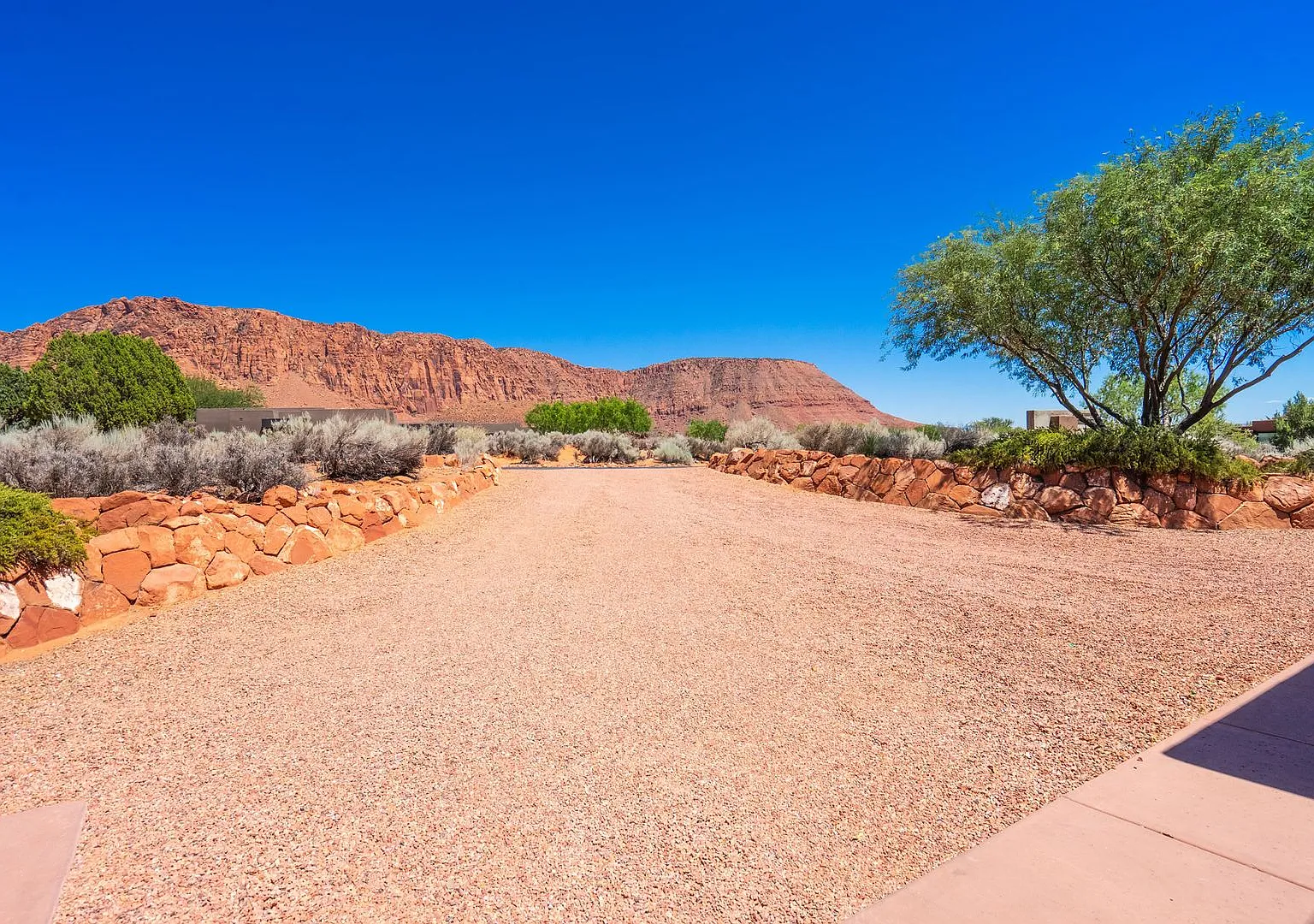 Exquisite Custom Home in Prestigious Community with Breathtaking Views — Photo 4