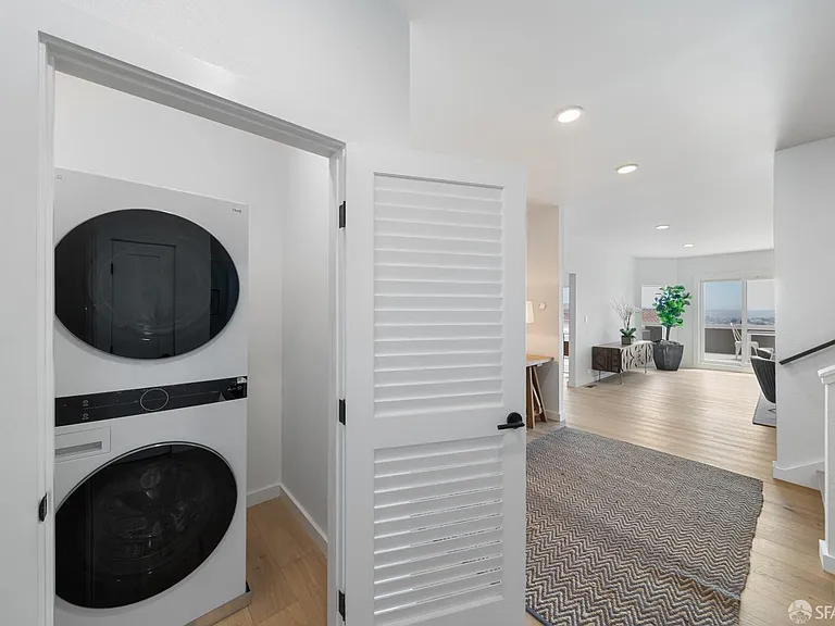 628 Los Palmos Dr — Photo 49
