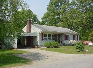 19 Chapman Ln, Gales Ferry, CT 06335