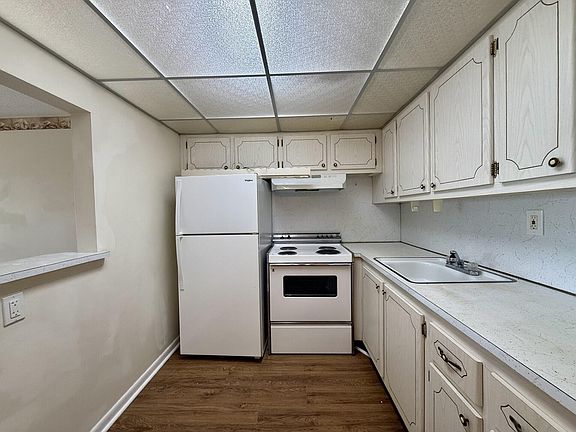 4th image of 32 Kingswood E #B