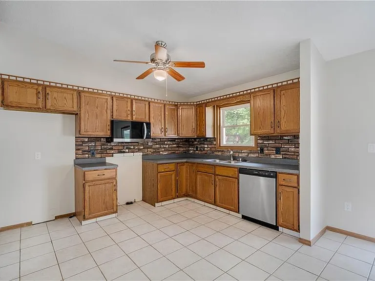 624 Angiline Dr — Photo 8