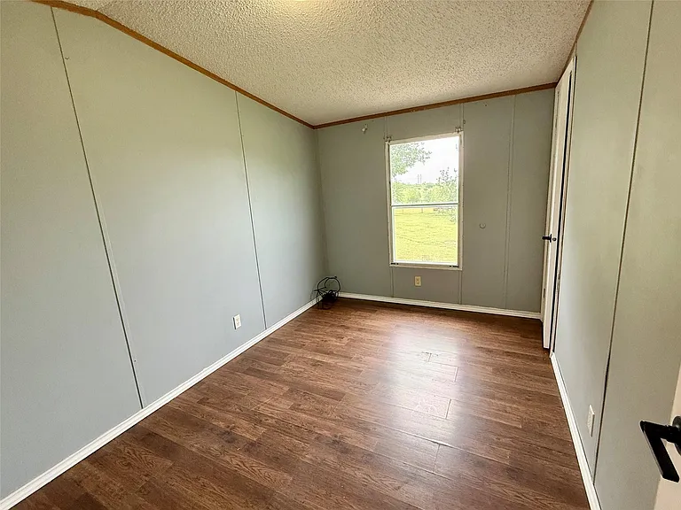 3075 FM 2001 — Photo 18