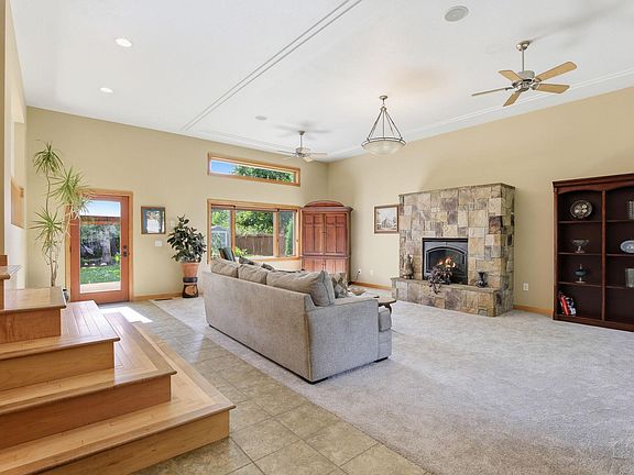 2nd image of 1400 Lia Dr