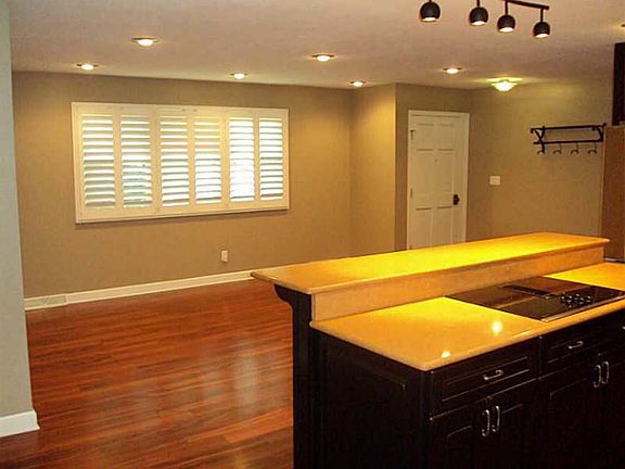 4th image of 830 Lodge Dr