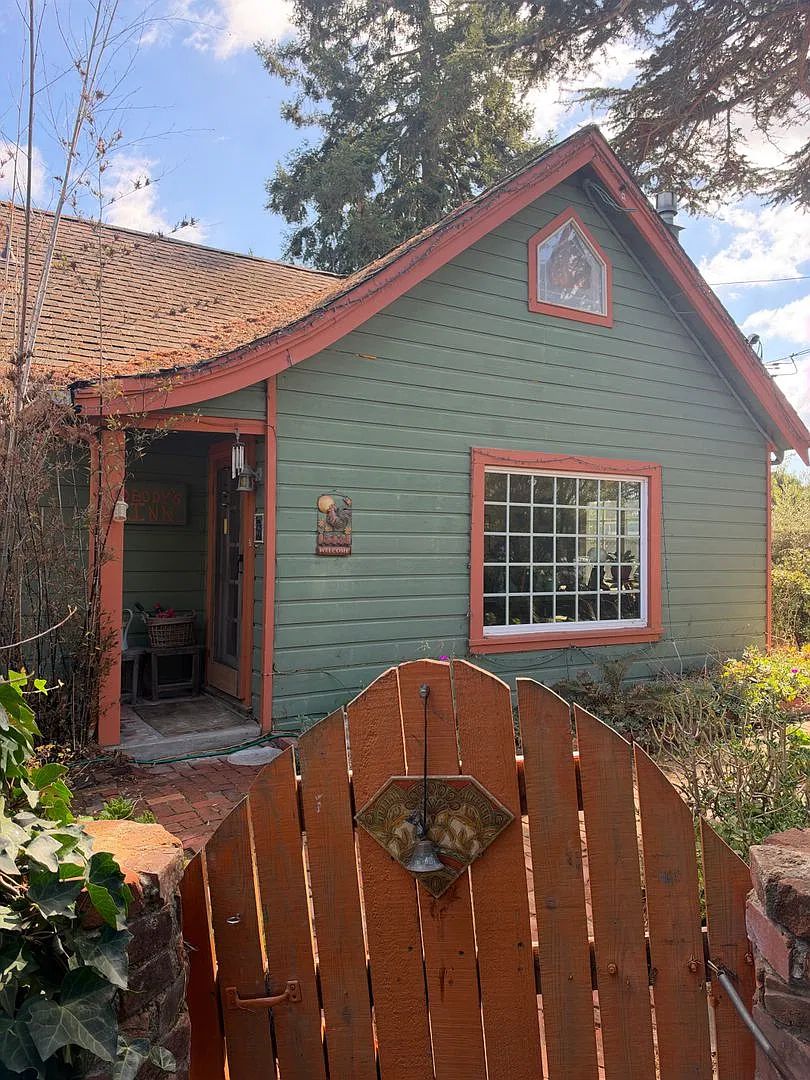 Brand New Upstairs 1 Bedroom ADU with Private Entrance & Backyard Access — Photo 1