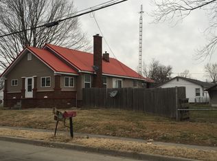 712 Stewart St, Carmi, IL 62821