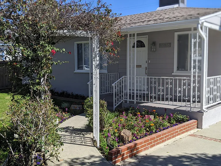 5636 Cedros Ave — Photo 2