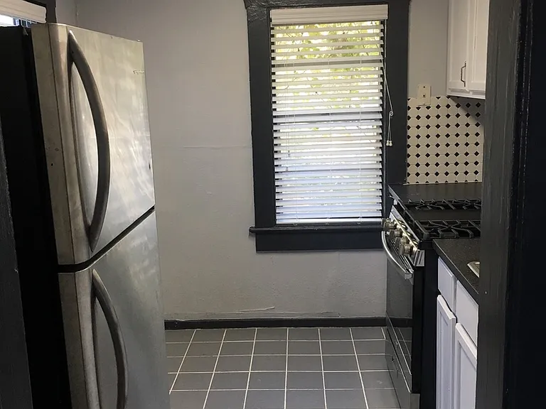 207 N Albany Ave — Photo 7
