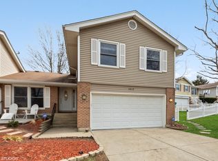 2415 Royal Dr, Lombard, IL