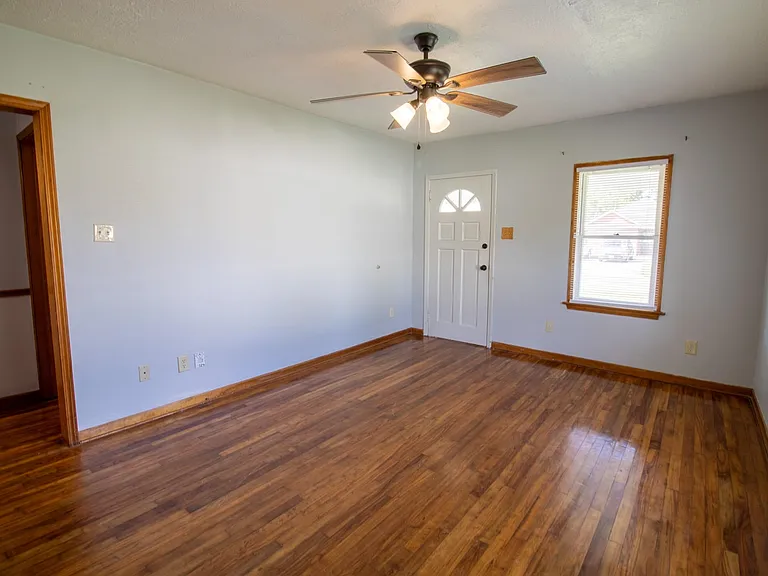 910 Falls St — Photo 3