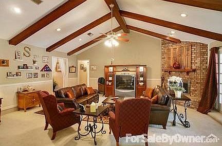 Family Room : Large room with french doors to patio & pool, wet bar, vaulted 14 foot ceiling