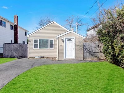 110 Vanderbilt Avenue, West Babylon, NY, 11704
