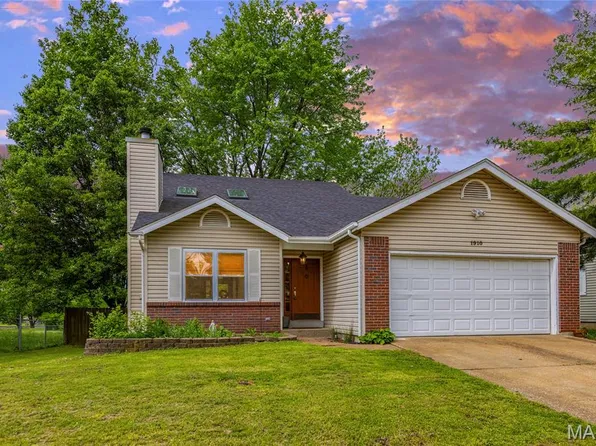 1910 Kingsford Dr, Florissant, MO 63031