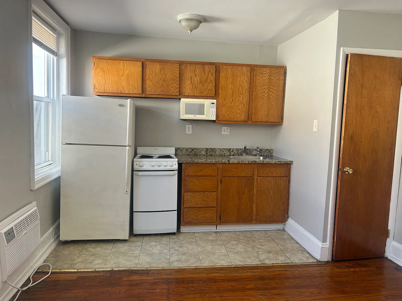 Studio, $890 — Photo 4