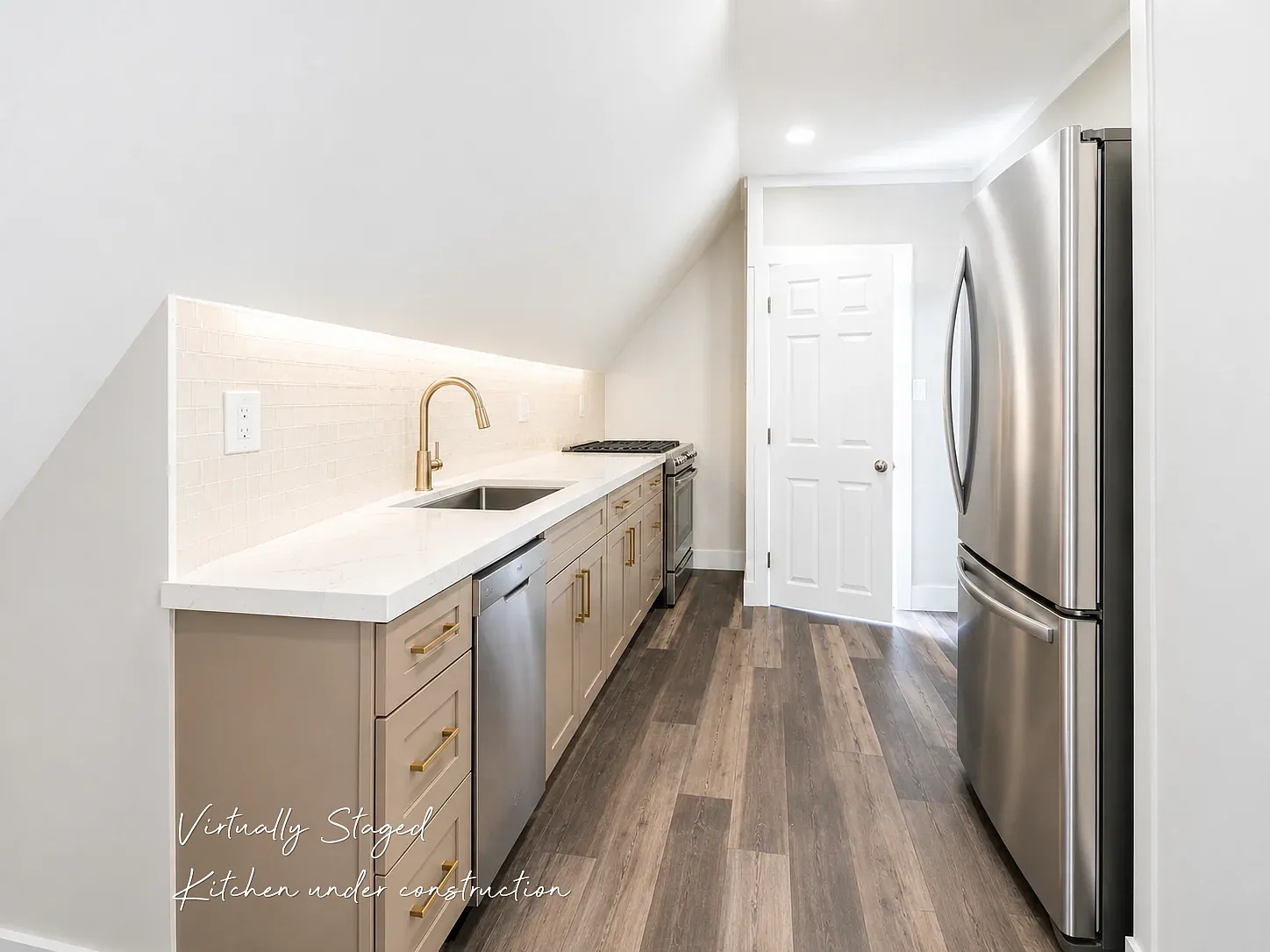 2 bed, 896 sqft, $2,400 — Photo 1