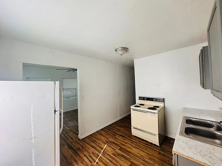412 W Lincoln Ave — Photo 6