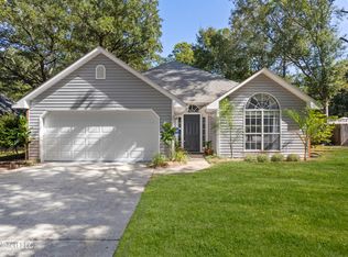 1620 Beach View Dr, Ocean Springs, MS 39564