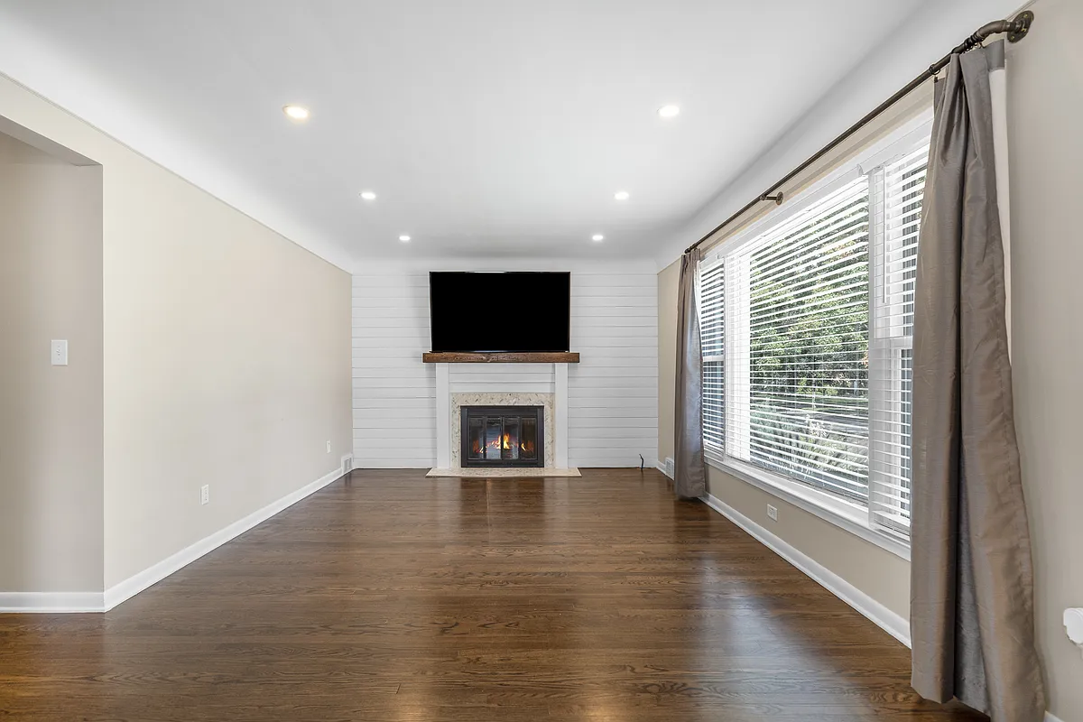 Building Photo - 2827 Elmhurst Ave
