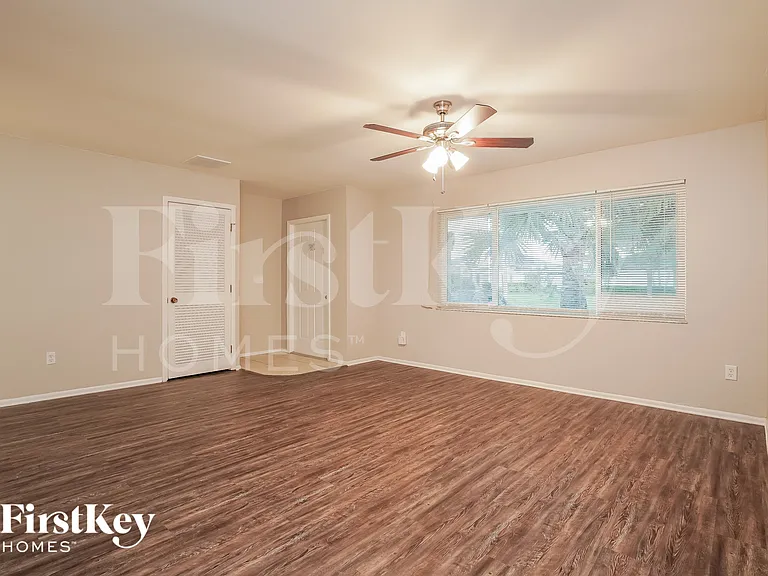 1931 SE 10th Pl — Photo 2