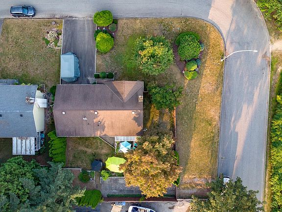 3rd image of 1614 Connaught Dr